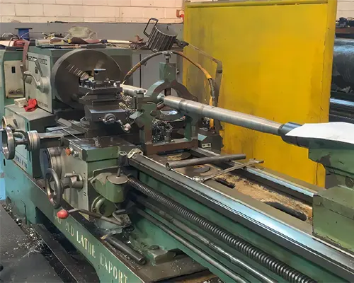 Universal lathe machine