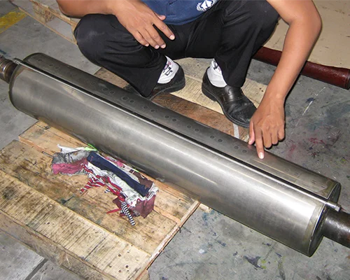 Perbaikan silinder mesin cetak.